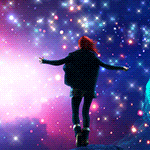 Аватар Девушка стоит на краю скалы, раскинув руки в стороны, и наблюдает за космосом