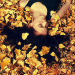 Аватар Девушка лежит в осенних листьях