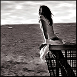 Аватар Девушка стоит на мостике и смотрит на море