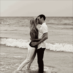 Аватар Мужчина и девушка целуются, стоя в море