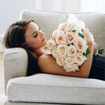 Аватар Натали Портман / Natalie Portman на диване с букетом из розовых роз