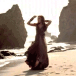 Аватар Девушка в длинном платье стоит на песке возле моря