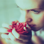 Аватар Девушка нюхает красную розу в руках