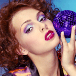 Аватар Девушка брюнетка с ярким макияжем с фиолетовым зеркальным шаром в руке у лица