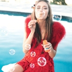 Аватар Нина Добрев в красном платье пускает мыльные пузыри / Nina Dobrev канадская актриса болгарского происхождения, фотомодель и гимнастка