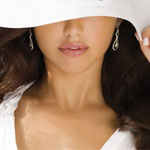 Аватар Лицо девушки, прикрытое белой широкополой шляпой