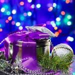 Аватар Подарочная коробка обвязана фиолетовой лентой, рядом елочная ветка и игрушка