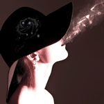 Аватар Девушка в широкополой шляпе выпускает дым изо рта, на шляпе сверкает черная роза